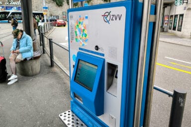 Ein ZVV-Ticketautomat an einer Straßenbahnhaltestelle in Zürich.